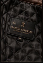 Etiqueta da Sauer Leather Goods em jaqueta de couro